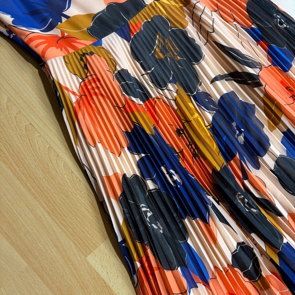 Sézane Nissa Floral Accordion Pleated Midi Dress in Peach, Navy & Coral Event - Picture 6 of 14